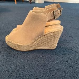 NWT Kenneth Cole Olivia Wedge Almond Suede Sz 7.5